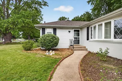 879 E Inman Parkway, Beloit, IL 53511 - Photo 3