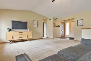 9960 Flint Ct, Roscoe, IL 61073 - Photo 5