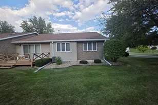 802 N Greenfield Dr, Freeport, IL 61032 - Photo 3