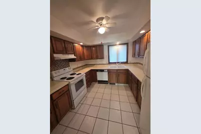 802 N Greenfield Drive, Freeport, IL 61032 - Photo 7