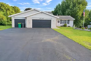 6727 Sawmill Dr, Roscoe, IL 61073 - Photo 1