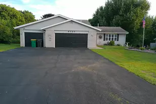 6727 Sawmill Dr, Roscoe, IL 61073 - Photo 1