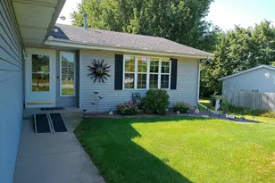 6727 Sawmill Dr, Roscoe, IL 61073 - Photo 3