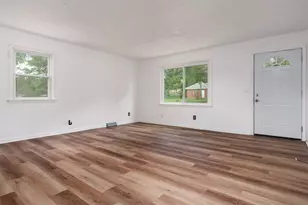 828 Indiana Ave, Rockford, IL 61102 - Photo 5