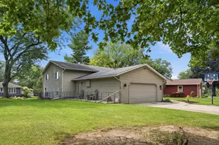 648 Alamo Dr, Freeport, IL 61032 - Photo 5