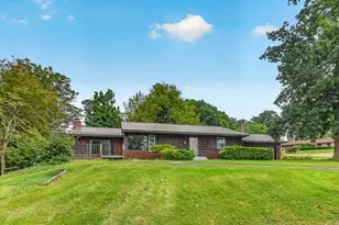 576 Timber Hills Dr, Freeport, IL 61032 - Photo 3