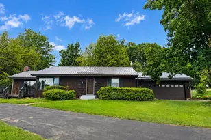 576 Timber Hills Dr, Freeport, IL 61032 - Photo 1