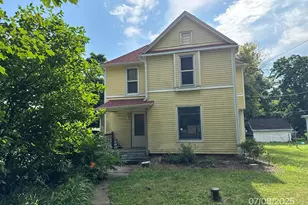 593 N Henderson Rd, Freeport, IL 61032 - Photo 1