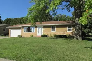 621 N Greenfield Dr, Freeport, IL 61032 - Photo 1