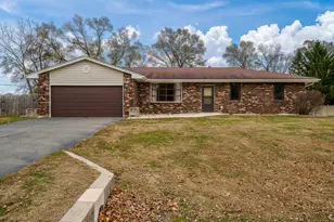 10713 Banyan Dr, Machesney Park, IL 61115 - Photo 1