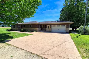 7009 Pearl City Rd, Freeport, IL 61032 - Photo 1
