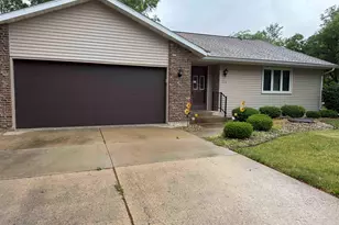 714 Quail Ridge Dr, Freeport, IL 61032 - Photo 1