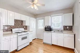 113 W Hilltop Rd, Baltimore, MD 21225 - Photo 11