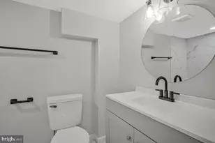 906 Hammonds Ln, Baltimore, MD 21225 - Photo 3