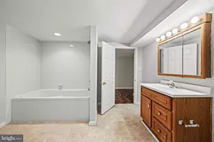 709 Sunnyfield Ln, Baltimore, MD 21225 - Photo 37