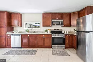 423 Shetlands Ln, Glen Burnie, MD 21061 - Photo 3