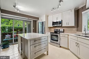 7048 Harbour Village Ct, Annapolis, MD 21403 - Photo 11