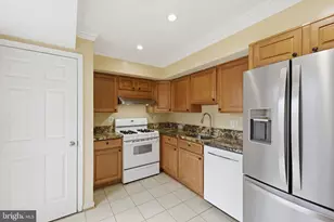 10161 Fair Woods Dr, Fairfax, VA 22030 - Photo 9