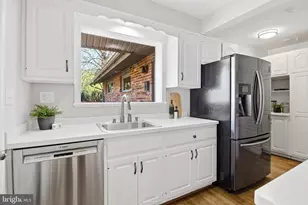 9924 Pinehurst Ave, Fairfax, VA 22030 - Photo 3