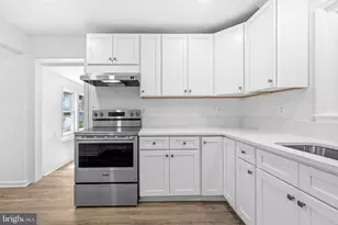 10705 Oak Pl, Fairfax, VA 22030 - Photo 5