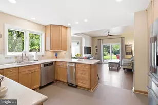10501 Oak Pl Ct, Fairfax, VA 22030 - Photo 17