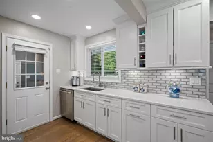 3426 Brookwood Dr, Fairfax, VA 22030 - Photo 9