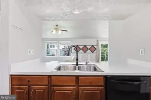 10221 Foxborough Ct, Manassas, VA 20110 - Photo 9