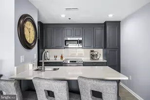 2702 Lighthouse Point E, Baltimore, MD 21224 - Photo 9