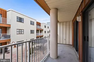 2702 Lighthouse Pt E, Baltimore, MD 21224 - Photo 21