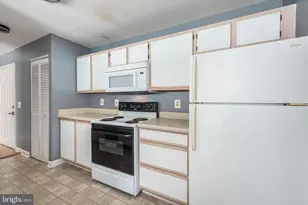 2702 Lighthouse Pt E, Baltimore, MD 21224 - Photo 3