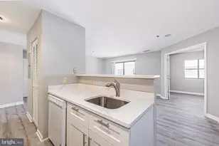 2702 Lighthouse Point E, Baltimore, MD 21224 - Photo 5