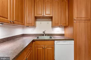 1300 Army Navy Dr, Arlington, VA 22202 - Photo 9
