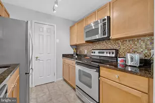 2050 N Calvert St, Arlington, VA 22201 - Photo 9