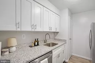 5300 Holmes Run Pkwy, Alexandria, VA 22304 - Photo 7