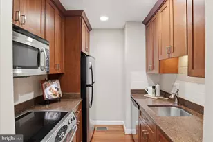 1306 Chetworth Ct, Alexandria, VA 22314 - Photo 13