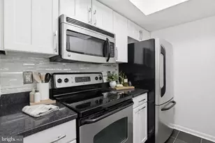 3309 Wyndham Cir, Alexandria, VA 22302 - Photo 7