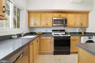 1346 Martha Custis Dr, Alexandria, VA 22302 - Photo 9