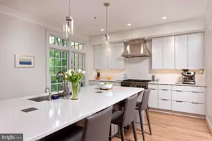 28 Alexander St, Alexandria, VA 22314 - Photo 7