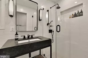 517 Janney's Ln, Alexandria, VA 22302 - Photo 9