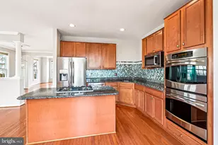 2433 Battery Hill Cir, Woodbridge, VA 22191 - Photo 9