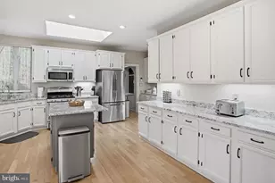 3937 Leaf Lawn Ln, Woodbridge, VA 22192 - Photo 13