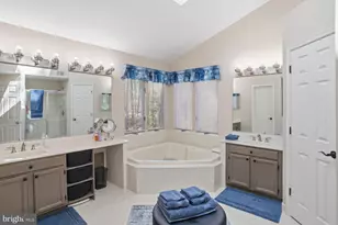 3937 Leaf Lawn Ln, Woodbridge, VA 22192 - Photo 23