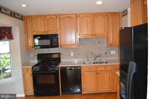 16853 Capon Tree Ln, Woodbridge, VA 22191 - Photo 7