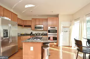 2454 Battery Hill Cir, Woodbridge, VA 22191 - Photo 3