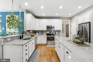 13621 Heritage Farms Dr, Gainesville, VA 20155 - Photo 3