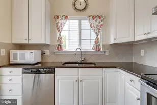 6805 Hollow Glen Ct, Gainesville, VA 20155 - Photo 7