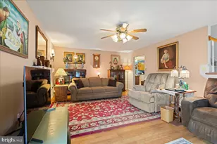 462 Camelot Blvd, Falling Waters, WV 25419 - Photo 5