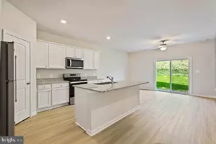 112 Paddington St, Falling Waters, WV 25419 - Photo 5
