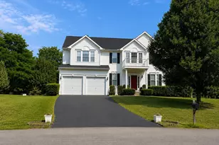 32 Lilburn Dr, Bunker Hill, WV 25413 - Photo 1