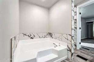 2305 W Ruthrauff Rd, Tucson, AZ 85705 - Photo 19